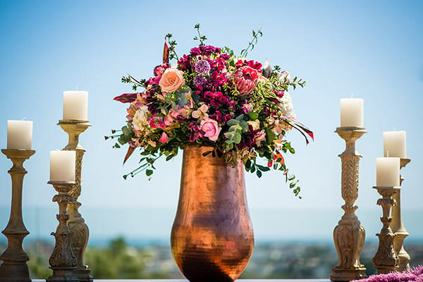 arranjo-com-vaso-de-cobre-e-castical-casamento-na-praia-rj-rio-de-janeiro-recreio-dos-bandeirantes-reserva-barra-da-tijuca